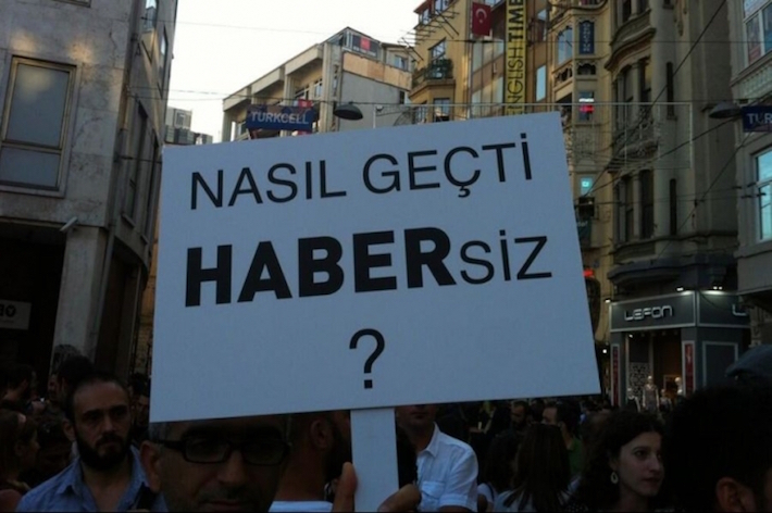 Ana akım gazetecilik, aktivizm ve “Duvardaki Sinek”